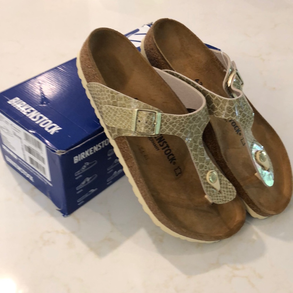 Birkenstock Gizeh in Magic Snake Gold